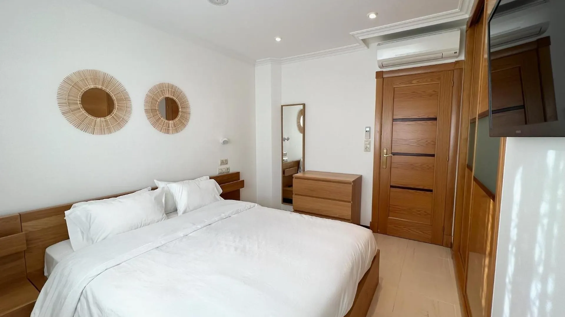 Bright And Cozy Apartment With Pool And Jacuzzi And Near Beach Фуэнхирола