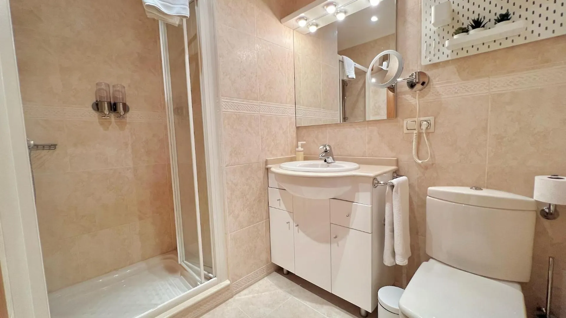 Bright And Cozy Apartment With Pool And Jacuzzi And Near Beach Фуэнхирола