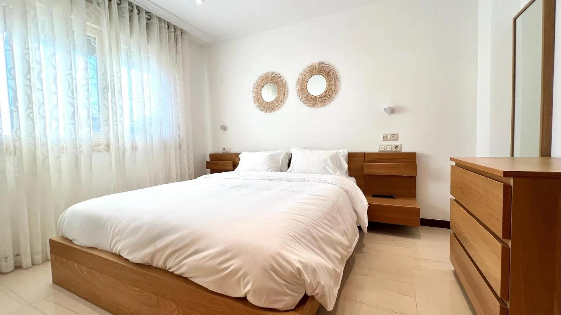 Bright And Cozy Apartment With Pool And Jacuzzi And Near Beach Фуэнхирола