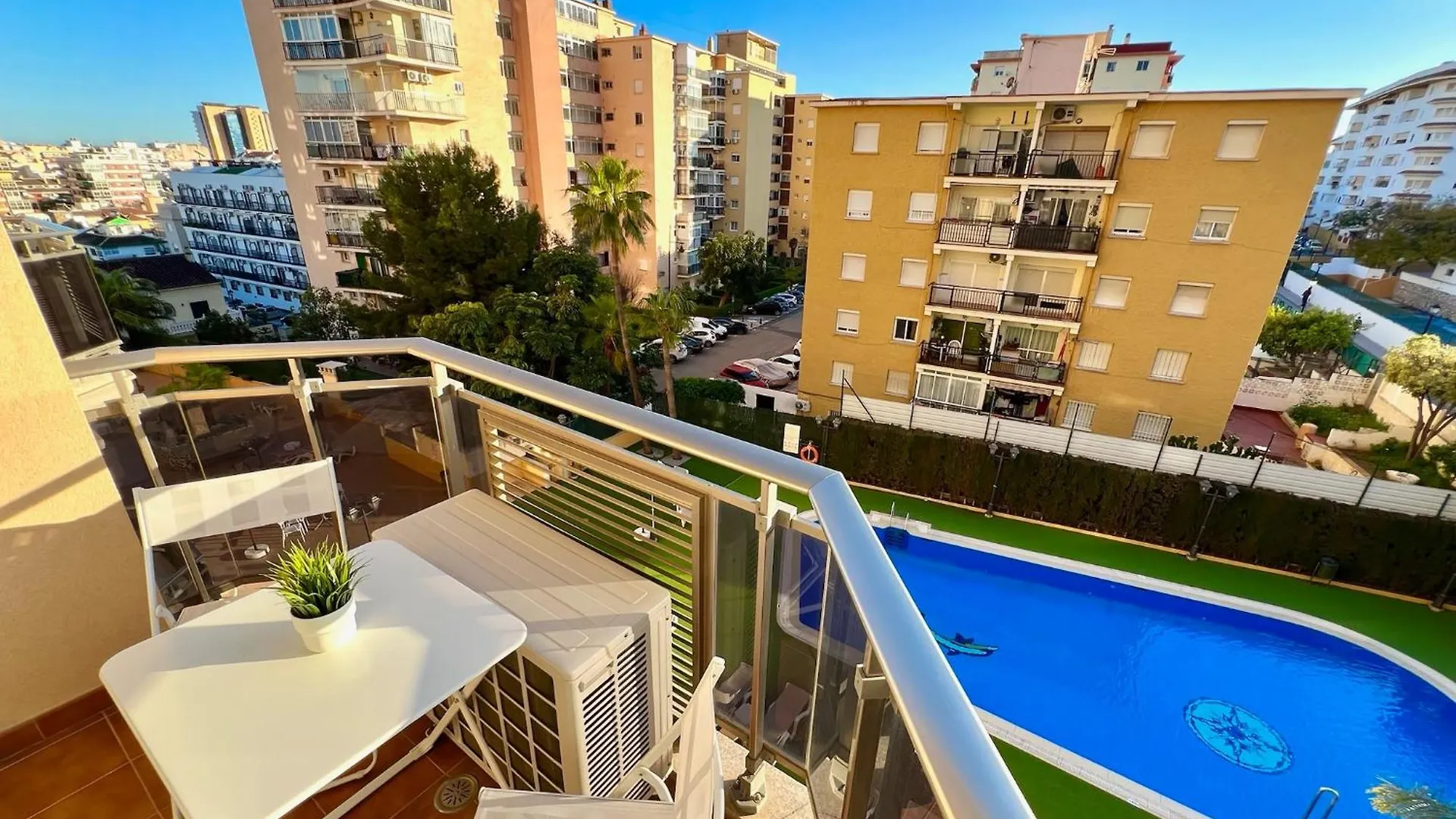 Bright And Cozy Apartment With Pool And Jacuzzi And Near Beach Фуэнхирола